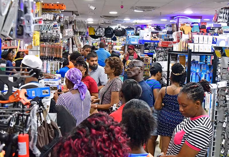 Mọi người mua sắm trước khi cơn bão Beryl đến ở Bridgetown, Barbados. Cảnh báo bão đã được ban hành ở Barbados, St. Lucia, St. Vincent và Quần đảo Grenadine, Grenada và Tobago. Ảnh: Reuters. beryl-cat-4-hurricane-01.jpg