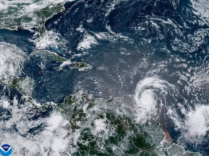 NHC cho biết cơn bão đầu tiên của mùa bão 2024 nằm cách Barbados khoảng 400 km về phía đông nam vào chiều 30/6, với sức gió duy trì tối đa 215 km/h. Ảnh: Reuters. beryl-cat-4-hurricane-06.jpg
