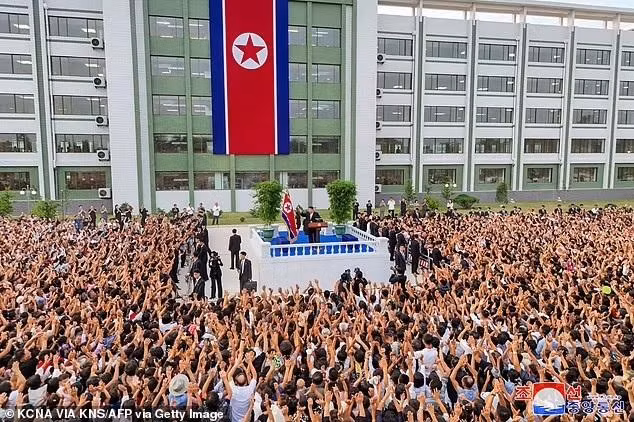 Chum-anh-ong-Kim-Jong-Un-phat-banh-cho-tre-em-so-tan-sau-lu-lut-tan-khoc-4.jpg