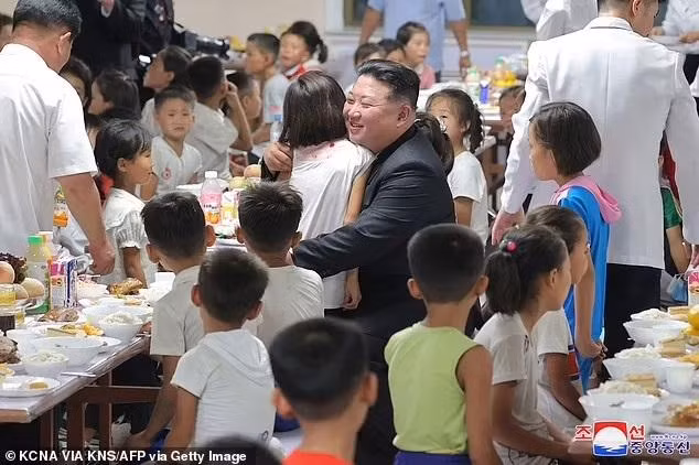 Chum-anh-ong-Kim-Jong-Un-phat-banh-cho-tre-em-so-tan-sau-lu-lut-tan-khoc-3.jpg