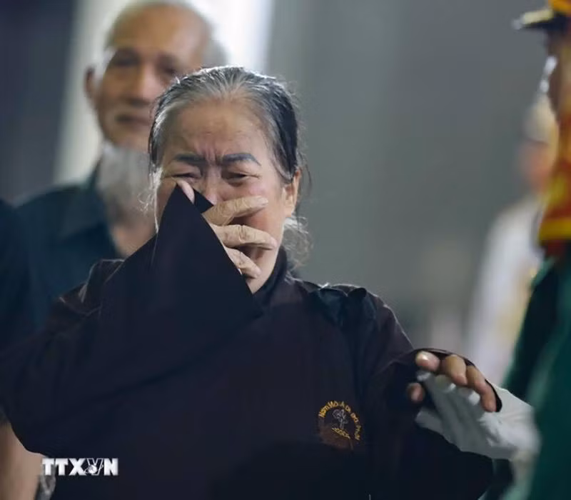 Người dân nghẹn ngào, xúc động viếng Tổng Bí thư Nguyễn Phú Trọng. (Ảnh: TTXVN) nguoi-dan-trao-dang-nuoc-mat-tien-dua-tong-bi-thu-nguyen-phu-trong-03.jpg