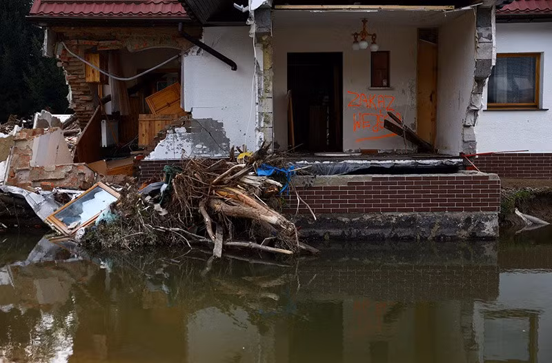 Một ngôi nhà bị phá hủy do lũ lụt từ sông Biala Ladecka, gây ra lũ lụt ở Ladek Zdroj, Ba Lan, ngày 19/9. Biển báo có nội dung "Cấm vào". Ba-Lan-don-dep-sau-tran-lu-lich-su-03.jpg
