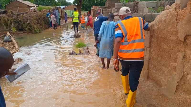 Nigeria ghi nhận lũ lụt hàng năm chủ yếu là do không tuân thủ các hướng dẫn về môi trường và cơ sở hạ tầng không đầy đủ. Lu-lut-o-Nigeria-cuon-troi-nguoi-va-dat-dai,-de-doa-an-ninh-luong-thuc-3.jpg