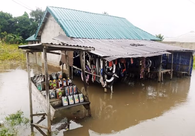 Tuy nhiên, khác năm 2022 khi lũ lụt được cho là do mưa lớn hơn, Cơ quan Khí tượng Nigeria dự báo mưa nhỏ hoặc mưa bình thường ở hầu hết các nơi trong năm nay và cho biết lũ lụt hiện tại chủ yếu là do hoạt động của con người. Lu-lut-o-Nigeria-cuon-troi-nguoi-va-dat-dai,-de-doa-an-ninh-luong-thuc-5.jpg