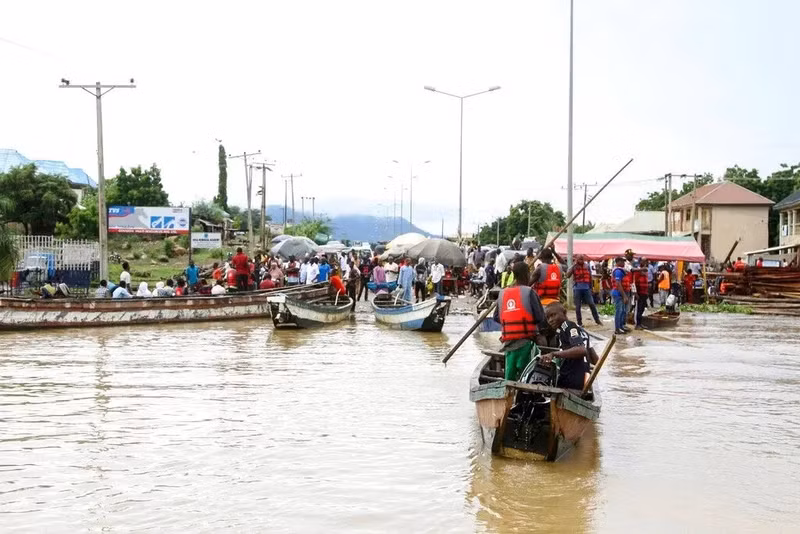 Cơ quan ứng phó thảm họa Nigeria cảnh báo lũ lụt có thể trở nên tồi tệ hơn trong những tuần tới khi nước lũ chảy xuống các tiểu bang miền trung và miền nam. Lu-lut-o-Nigeria-cuon-troi-nguoi-va-dat-dai,-de-doa-an-ninh-luong-thuc-7.jpg