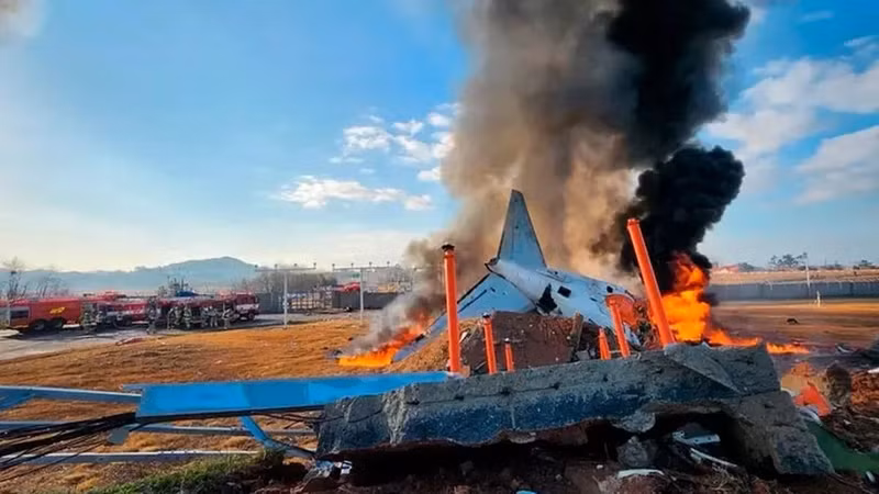 Hãng thông tấn Yonhap đưa ra thông tin trên ngày 29/12 và cho biết máy bay chở khoảng 175 hành khách và 6 thành viên phi hành đoàn đang trở về từ Bangkok, Thái Lan. may-bay-han-quoc-cho-khoang-181-nguoi-roi-khi-dang-ha-canh-4.jpg