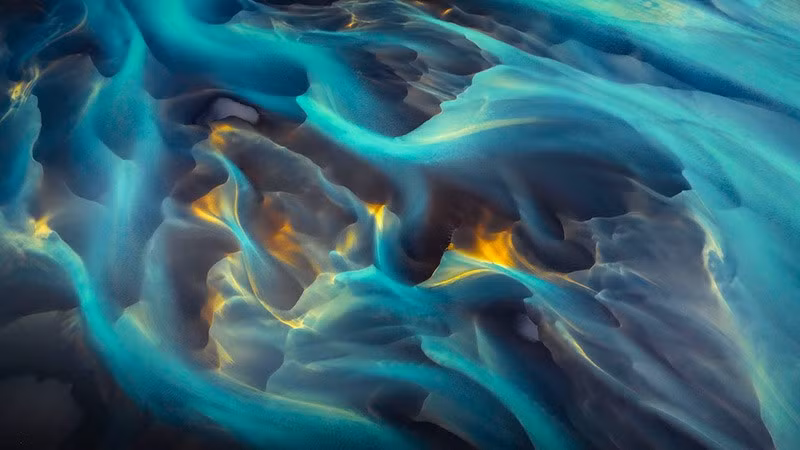 Bức ảnh Nghệ thuật thiên nhiên lọt top 101 chụp tại bờ biển phía nam, Iceland. Tác giả: Matteo Strassera giai-thuong-nhiep-anh-phong-canh-quoc-te-2024-010.jpg