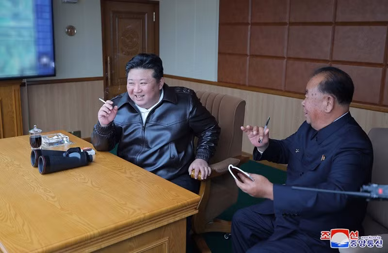 Ông Kim cho biết gần đây WPK đã coi trọng và liên tục bổ sung đường lối kết hợp hoàn hảo các hệ thống khí tài quân sự không người lái với các kế hoạch tác chiến và nguyên tắc chiến tranh trong chính sách quân sự của mình. lanh-dao-trieu-tien-kim-jong-un-chi-dao-thu-nghiem-drone-09.jpg