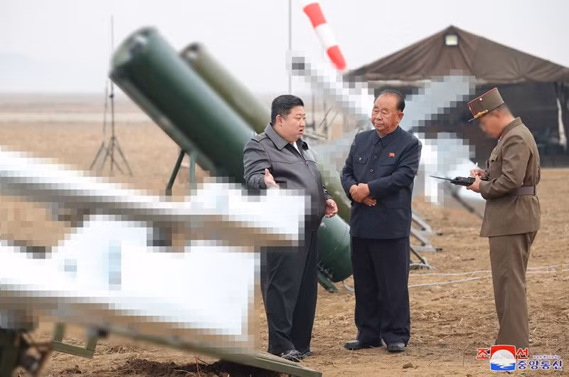 UAV cảm tử tấn công được thiết kế để sử dụng trong các phạm vi tấn công khác nhau trên mặt đất và trên biển, sẽ thực hiện nhiệm vụ tấn công chính xác vào bất kỳ mục tiêu nào của đối phương. lanh-dao-trieu-tien-kim-jong-un-chi-dao-thu-nghiem-drone-03.jpg