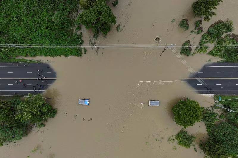 Góc nhìn từ UAV cho thấy một cây cầu bị nhấn chìm bởi dòng sông La Plata ngập lụt sau cơn bão nhiệt đới Ernesto ở Toa Baja, Puerto Rico ngày 14/8 khac-phuc-hau-qua-sau-bao-nhiet-doi-puerto-rico-010.jpg