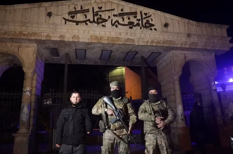 Đây là lần đầu tiên quân đội Syria thừa nhận công khai rằng phiến quân do nhóm Hồi giáo Hayat Tahrir al-Sham chỉ huy đã tiến vào thành phố Aleppo do chính phủ kiểm soát trong một cuộc tấn công bất ngờ bắt đầu vào đầu tuần này. phien-quan-tien-vao-aleppo-hang-chuc-binh-linh-syria-thiet-mang-1.jpg