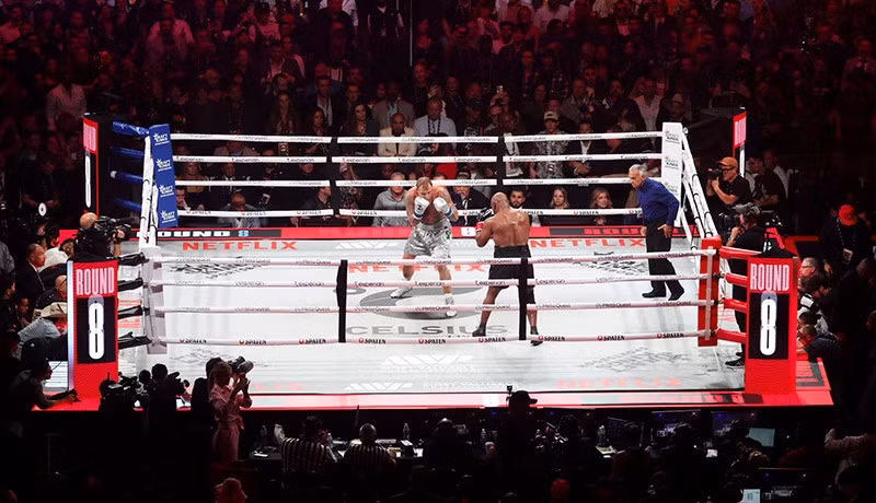 Tyson, người đã đeo nẹp đầu gối, không bao giờ thực hiện nhiều thử thách sau khi bị một số cú đánh tay trái làm lung lay ở hiệp thứ 3 nhưng đã phòng thủ đủ để tránh bị thương nghiêm trọng. huyen-thoai-quyen-anh-mike-tyson-vs-jake-paul-04.jpg
