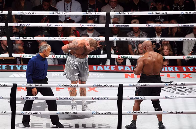 Paul cho biết giờ anh có thể đấu với bất kỳ ai anh muốn, thậm chí có thể là Canelo Alvarez người Mexico, sau khi trở thành tâm điểm chú ý trong sự kiện lớn thu hút đám đông toàn sao và 72.300 người hâm mộ đến sân nhà của Dallas Cowboys thuộc NFL. huyen-thoai-quyen-anh-mike-tyson-vs-jake-paul-08.jpg