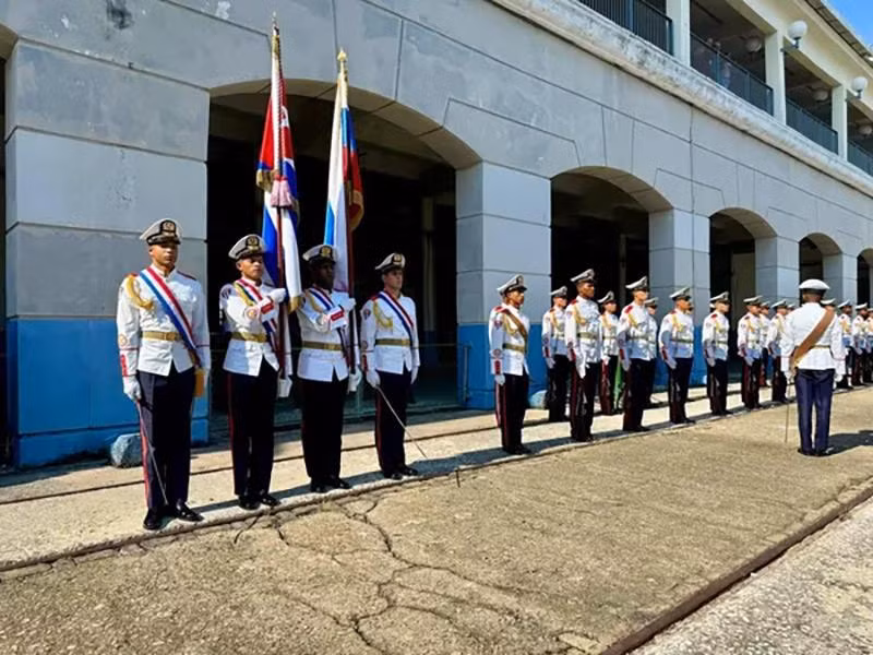 Thủy thủ đoàn của các tàu chiến Hạm đội Baltic được chào đón nồng nhiệt tại Havana. ham-doi-baltic-nga-den-cuba-02.jpg