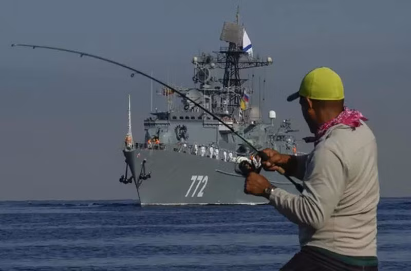 Một ngư dân đang quấn cần câu của mình trước khinh hạm Neustrashimy Nga. ham-doi-baltic-nga-den-cuba-08.jpg
