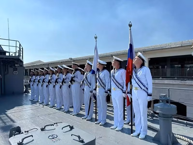 Các tàu chiến Nga đã bắn 21 phát đạn - một lời chào thông thường khi vào cảng của một quốc gia nước ngoài thân thiện. Pháo binh Cuba cũng bắn một số phát đạn để thể hiện sự tôn trọng đối với Hải quân Nga. ham-doi-baltic-nga-den-cuba-03.jpg
