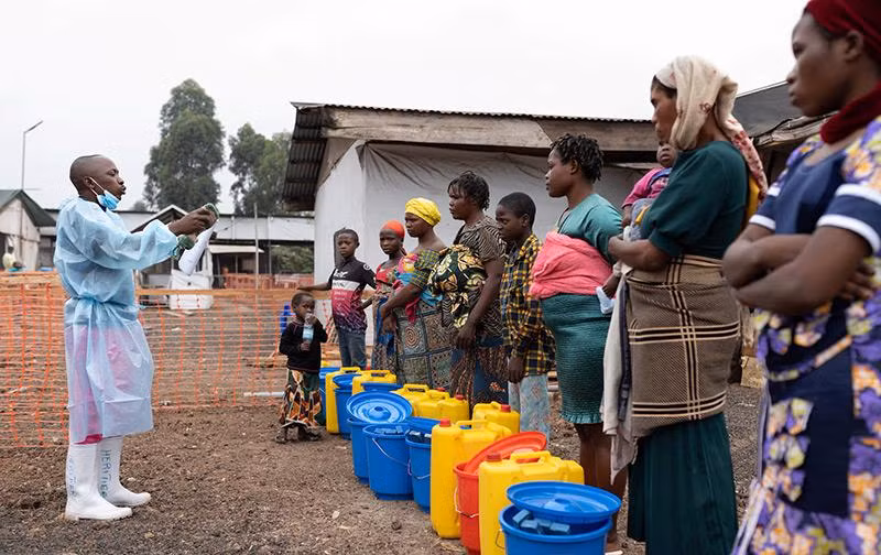 Nhân viên y tế người Congo hướng dẫn người thân và bệnh nhân xuất viện về các biện pháp vệ sinh cần tuân theo sau khi hồi phục bệnh đậu mùa khỉ, tại trung tâm điều trị ở Munigi, gần Goma, Cộng hòa Dân chủ Congo. tren-tuyen-dau-chong-dich-dau-mua-khi-o-congo-012.jpg