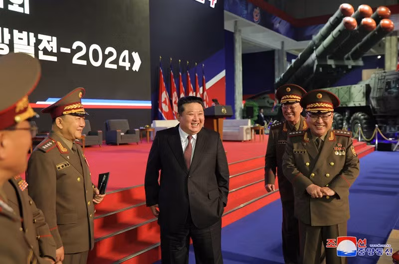 trien-lam-thiet-bi-quan-su-quoc-phong-trieu-tien-20204-022.jpg