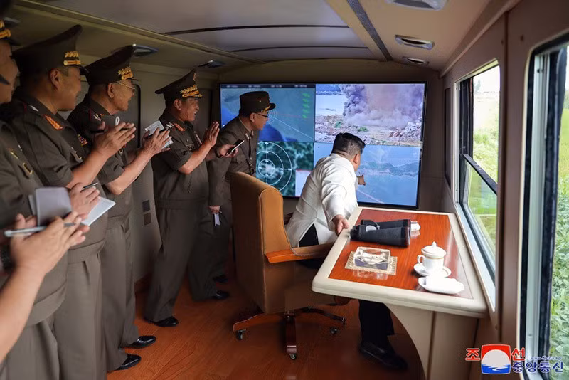 Gần đây, Triều Tiên đã phát triển các loại vũ khí mới, gồm hệ thống phóng loạt. North-Korean-leader-Kim-Jong-Un-oversees-test-firing-240mm-MLRS-05.jpg