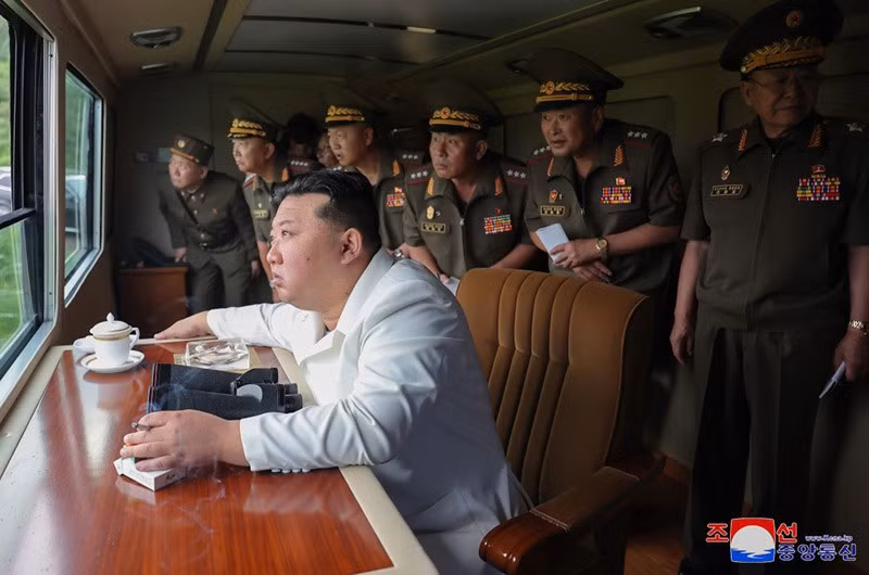 Ông Kim đã đề ra một chính sách quan trọng cần duy trì trong việc sản xuất các loại pháo mới và trang bị cho các đơn vị quân đội để thay thế các loại pháo cũ. North-Korean-leader-Kim-Jong-Un-oversees-test-firing-240mm-MLRS-02.jpg