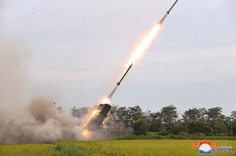 Nó đã chứng minh được lợi thế ở mọi chỉ số, gồm hệ thống dẫn đường mới được áp dụng, khả năng kiểm soát và sức mạnh hủy diệt. North-Korean-leader-Kim-Jong-Un-oversees-test-firing-240mm-MLRS-03.jpg