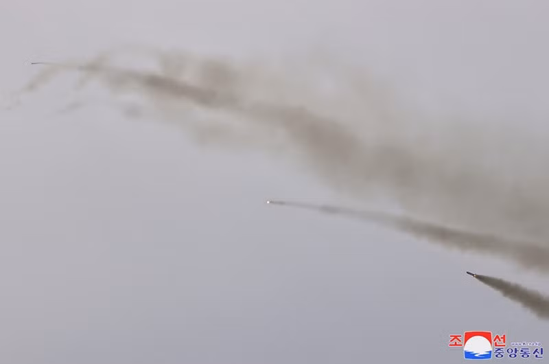 Theo nguồn tin trên, hệ thống phóng loạt (MLRS) cỡ nòng 240mm trên được nâng cấp về mặt kỹ thuật về khả năng cơ động và khả năng bắn tập trung. North-Korean-leader-Kim-Jong-Un-oversees-test-firing-240mm-MLRS-01.jpg