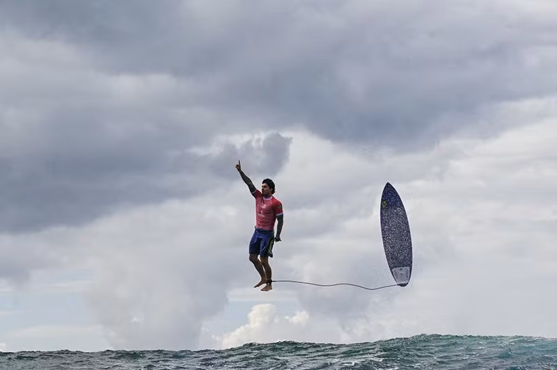 Gabriel Medina của Brazil phản ứng sau khi gặp một con sóng lớn trong lượt thứ 5 của vòng 3 môn lướt sóng nam tại Thế vận hội Olympic Paris 2024, tại Teahupo'o, trên Đảo Tahiti của Polynesia thuộc Pháp, ngày 29/7/ 2024. Ảnh: Jerome Brouillet / AFP / Getty top-25-anh-bao-chi-an-tuong-nhat-nam-2024-03.jpg