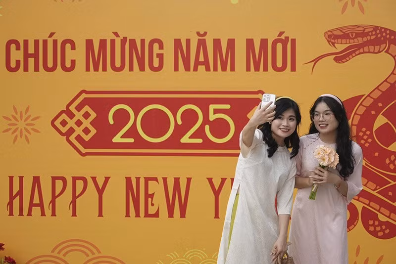 Những cô gái Việt Nam dự lễ đếm ngược đón năm mới tại TP. Hồ Chí Minh. welcome-2025-fireworks-09.jpg