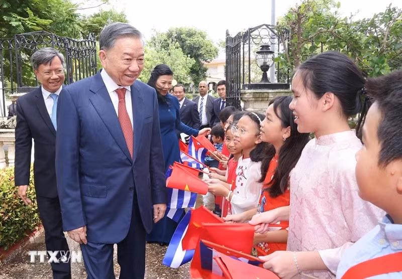 tong-bi-thu-chu-tich-nuoc-to-lam-gap-mat-cong-dong-nguoi-viet-nam-tai-cuba02.jpg