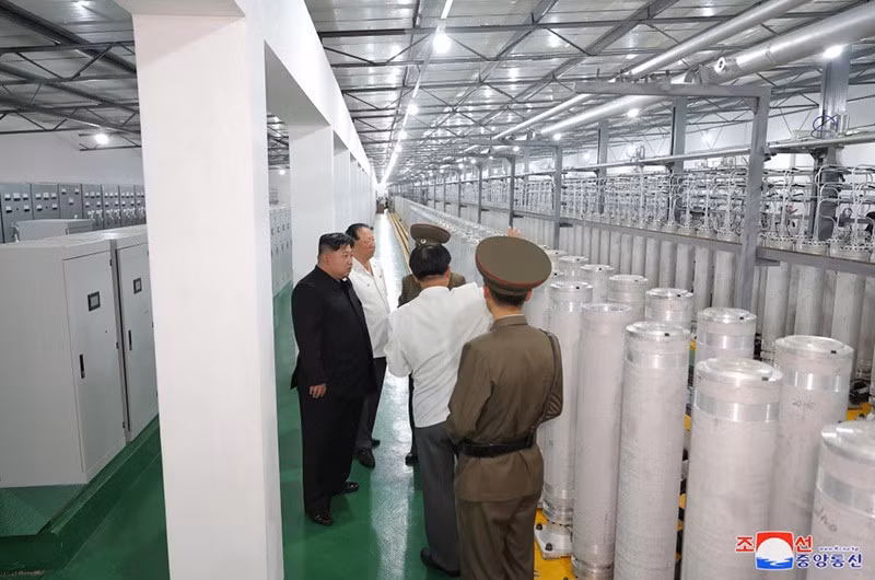 ong-kim-jong-un-thi-sat-vien-nghien-cuu-hat-nhan-05.jpg