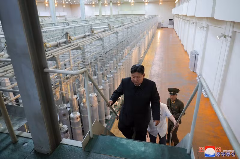 ong-kim-jong-un-thi-sat-vien-nghien-cuu-hat-nhan-04.jpg
