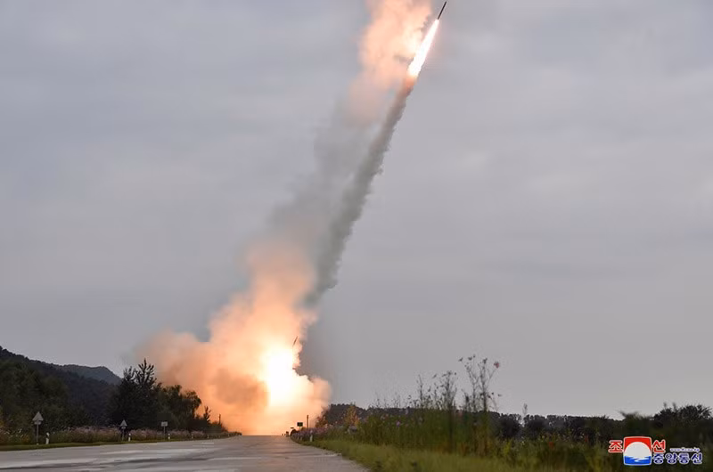 ong-kim-jong-un-thi-sat-ban-thu-phao-phan-luc-600mm-moi-02.jpg