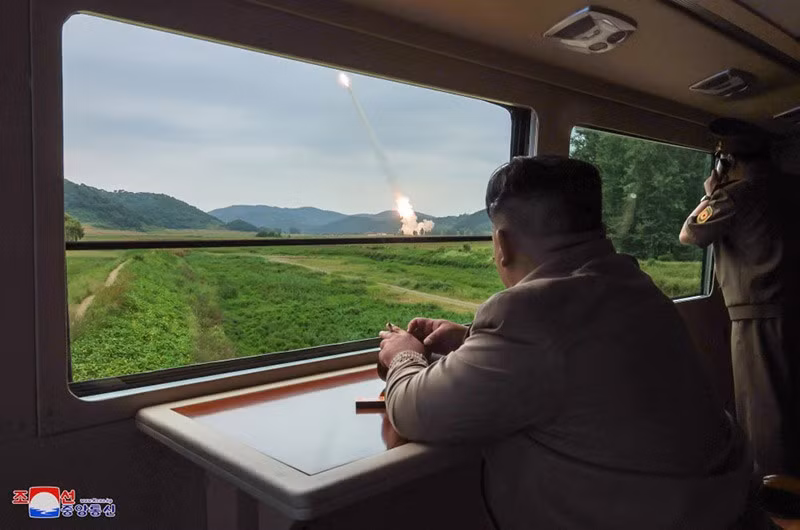 ong-kim-jong-un-thi-sat-ban-thu-phao-phan-luc-600mm-moi-03.jpg