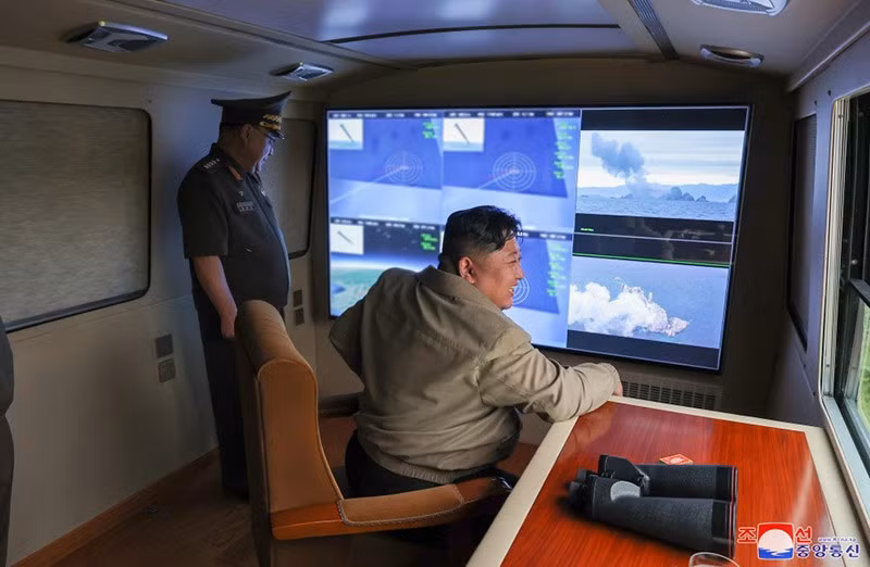 ong-kim-jong-un-thi-sat-ban-thu-phao-phan-luc-600mm-moi-06.jpg