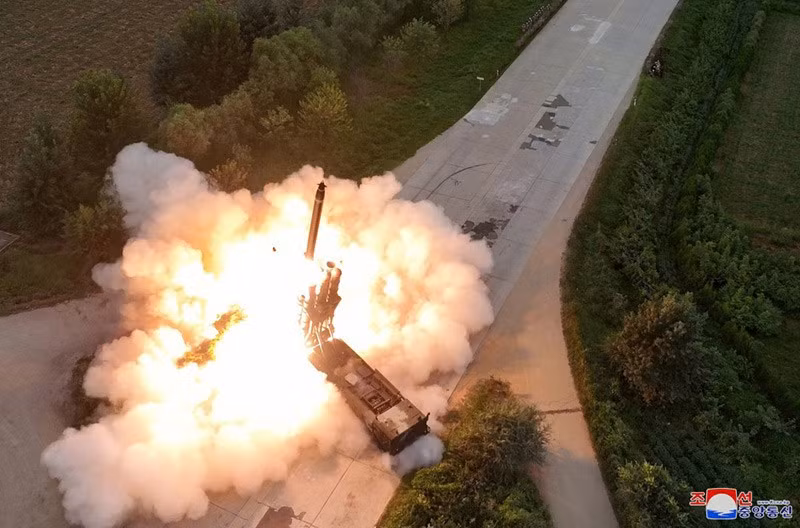 ong-kim-jong-un-thi-sat-ban-thu-phao-phan-luc-600mm-moi-05.jpg