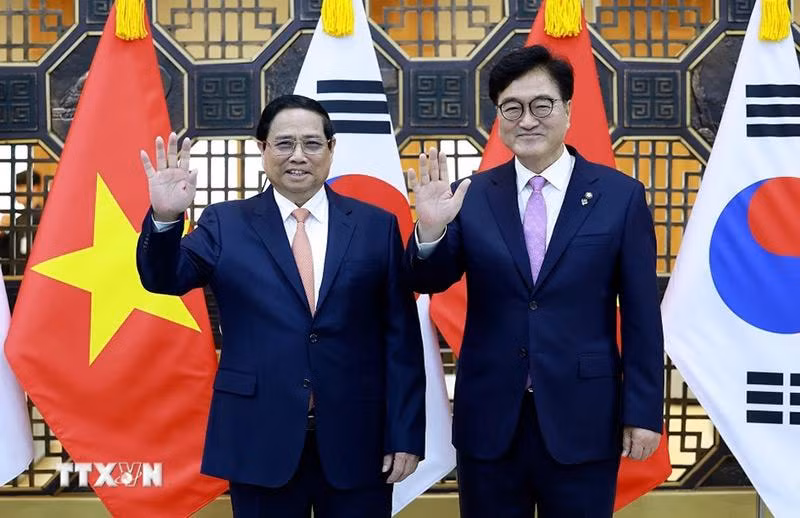 Thủ tướng Phạm Minh Chính hội kiến Chủ tịch Quốc hội Hàn Quốc Woo Won-shik. (Ảnh: Dương Giang/TTXVN) thu-tuong-pham-minh-chinh-hoi-kien-chu-tich-quoc-hoi-han-quoc-01.jpg