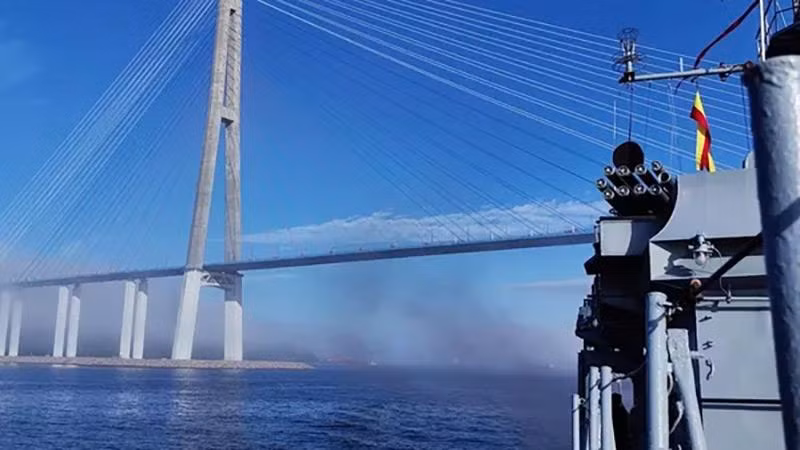 Trước đó, Tổng thống Nga Vladimir Putin đã ca ngợi vai trò của Hải quân Nga trong việc bảo vệ an ninh quốc gia. Hai-quan-Nga-tap-tran-310704-08.jpg