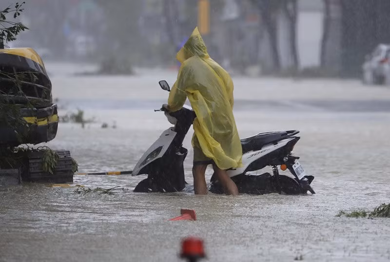 Bão được dự báo sẽ di chuyển chậm về phía bắc và suy yếu thành áp thấp nhiệt đới ngày 4/10 trước khi đổ bộ vào Đài Bắc. Sau đó, bão dự kiến sẽ đi qua eo biển Đài Loan về phía bờ biển Trung Quốc đại lục. bao-krathon-do-bo-dai-loan-trung-quoc-03-8666.jpg