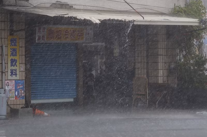 Hàng nghìn người đã được sơ tán khỏi những khu vực dễ xảy ra lở đất và lở bùn. Gần 40.000 quân túc trực để hỗ trợ các nỗ lực cứu hộ. bao-krathon-do-bo-dai-loan-trung-quoc-08-9917.jpg