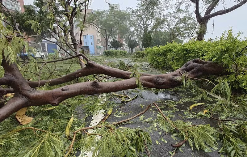 Trước đó, Cao Hùng kêu gọi người dân tìm nơi trú ẩn tránh gió và mưa có khả năng gây ra thảm họa, làm sập các cửa hàng và làm ngập bãi đậu xe nhưng không có báo cáo về thương vong. bao-krathon-do-bo-dai-loan-trung-quoc-04-3966.jpg