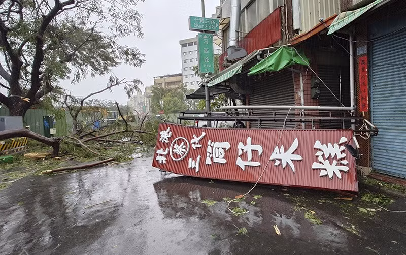 Krathon đổ bộ vào quận công nghiệp Siaogang của Cao Hùng vào khoảng 12:40 chiều, cơ quan khí tượng địa phương cho biết. Bão có sức gió mạnh nhất liên tục là 126 km/giờ với tốc độ gió giật là 162 km/giờ. bao-krathon-do-bo-dai-loan-trung-quoc-02-9486.jpg