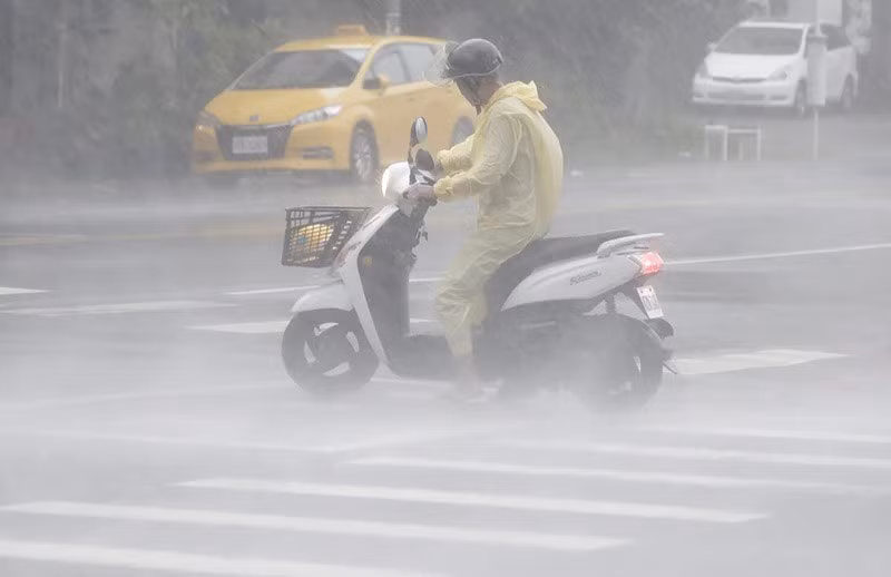 Cây cối bị gió lớn quật đổ và đường sá bị ngập lụt, khiến các trường học và doanh nghiệp phải đóng cửa. bao-krathon-do-bo-dai-loan-trung-quoc-01-478.jpg