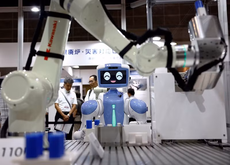 CL110N và Nyokkey của Kawasaki Robotics, những robot xã hội tự động có cánh tay, được trình diễn tại Tuần lễ Robot Nhật Bản, một triển lãm công nghệ robot, tại Tokyo Big Sight ở Tokyo ngày 18/9. Ảnh: REUTERS su-troi-day-cua-robot-05-3656.jpg