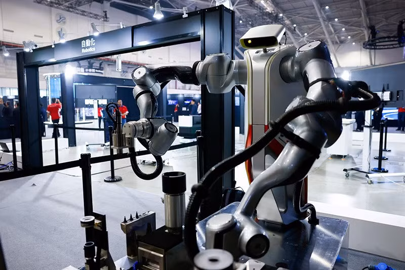 Một robot Deburr X được trưng bày tại ngày công nghệ thường niên của Foxconn ở Đài Bắc, Đài Loan (Trung Quốc) ngày 8/10. Ảnh: REUTERS su-troi-day-cua-robot-03-7536.jpg
