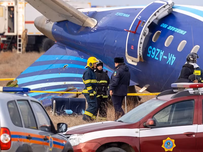 Các chuyên gia khẩn cấp làm việc tại hiện trường vụ tai nạn máy bay chở khách của Azerbaijan Airlines gần thành phố Aktau, phía tây Kazakhstan vào ngày 25/12. Ảnh: AFP top-10-nhung-hinh-anh-an-tuong-nhat-trong-tuan-11.jpg