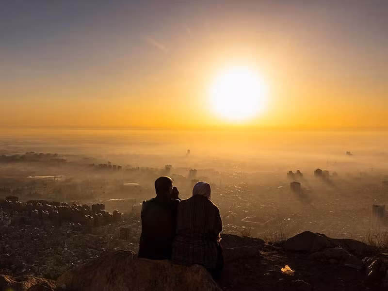 Một cặp đôi ngắm bình minh từ một điểm trên Núi Qasioun nhìn ra Damascus, Syria ngày 25/12. Ảnh: AFP top-10-nhung-hinh-anh-an-tuong-nhat-trong-tuan-3.jpg