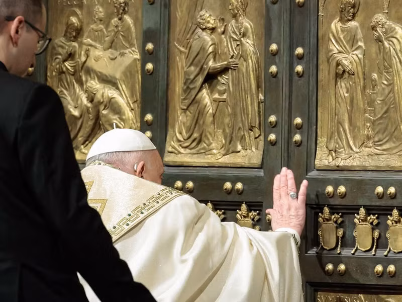 Đức Giáo hoàng Francis mở Cửa Thánh của Vương cung thánh đường Thánh Peter, trong một buổi lễ đặc biệt đánh dấu sự khởi đầu của Năm Thánh 2025, tại Vatican, ngày 24/12. Ảnh: AFP. top-10-nhung-hinh-anh-an-tuong-nhat-trong-tuan-1.jpg