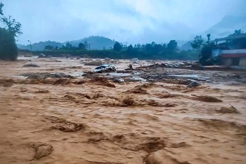 Tiểu bang ven biển phía nam Kerala đã bị tàn phá bởi những trận mưa như trút nước. Sự sụp đổ của một cây cầu quan trọng tại địa điểm xảy ra thảm họa ở quận Wayanad đã cản trở nỗ lực cứu hộ. (Ảnh: AFP) lo-dat-o-kerala-an-do-03.jpg