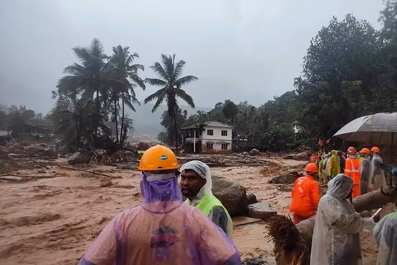 Quân đội Ấn Độ cho biết họ đã triển khai hơn 200 binh sĩ đến khu vực này để hỗ trợ lực lượng an ninh nhà nước và đội cứu hỏa trong nỗ lực tìm kiếm và cứu nạn. (Ảnh: AFP) lo-dat-o-kerala-an-do-02.jpg