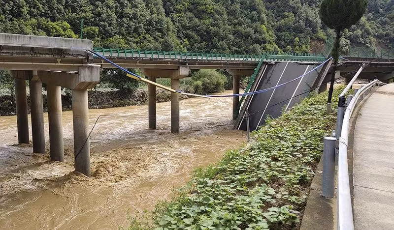 Các con đường, cây cầu và mạng lưới thông tin liên lạc ở quận Hanyuan đã bị hư hỏng hoặc bị đánh sập và các đội cứu hộ đã làm việc từ trước bình minh để khôi phục thông tin liên lạc và kết nối giao thông. sap-cau-o-trung-quoc-20-07-04.jpg